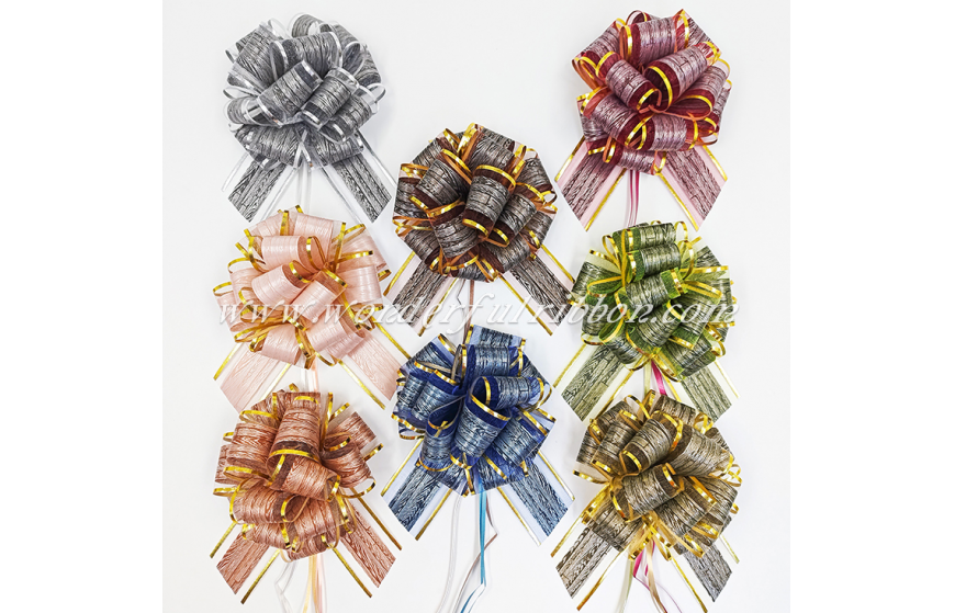 Lazo de tirar de organza con patrón de tablón y pompons